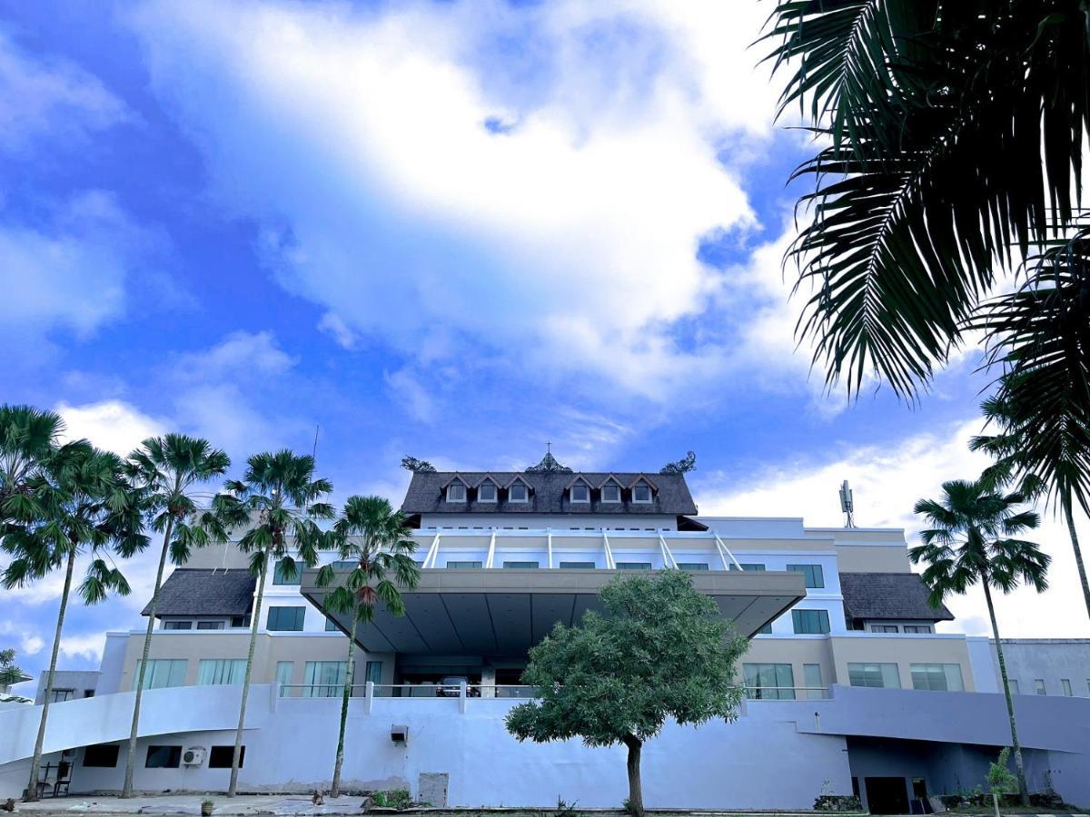 ホテル Horison Ultima Bandara Balikpapan Sepinggang Kecil エクステリア 写真
